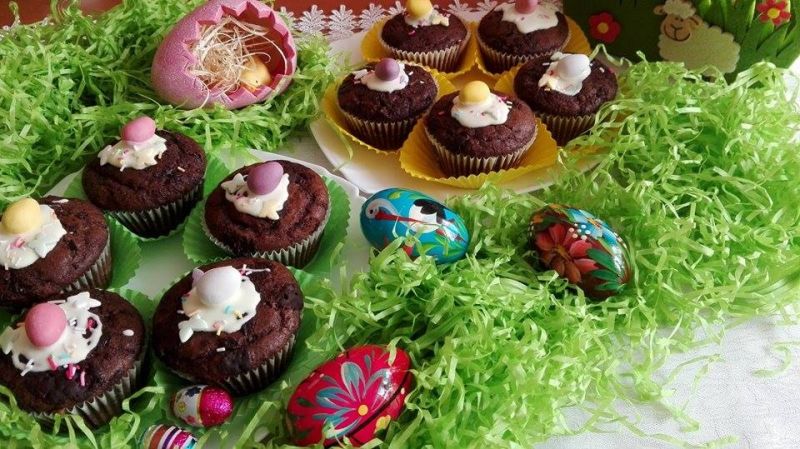 Czekoladowe muffinki z  czekoladowymi jajeczkami  Czekoladowe muffinki z  czekoladowymi jajeczkami