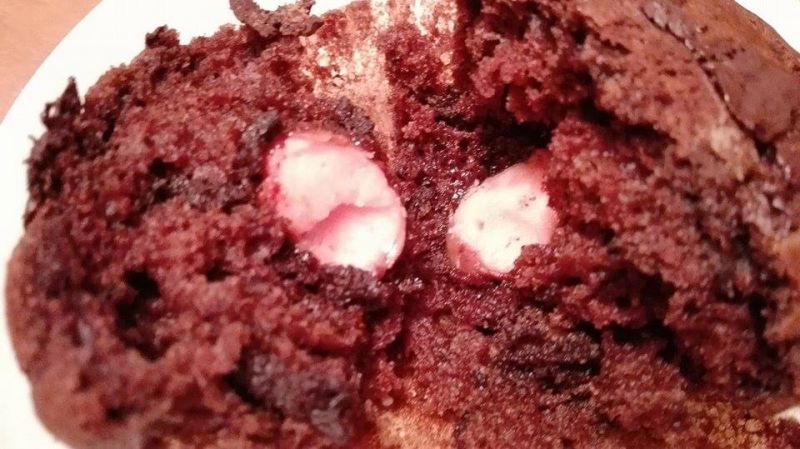 Czekoladowe muffinki z  czekoladowymi jajeczkami  Czekoladowe muffinki z  czekoladowymi jajeczkami