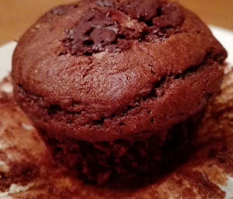 Czekoladowe muffinki z  czekoladowymi jajeczkami  Czekoladowe muffinki z  czekoladowymi jajeczkami