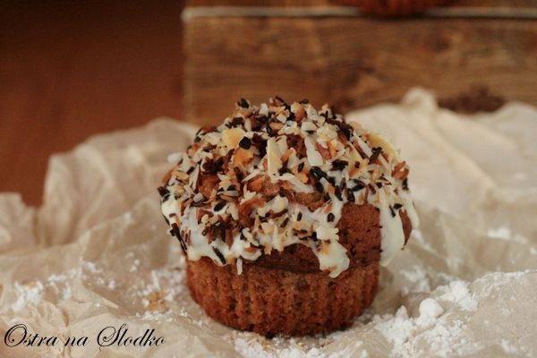 Czekoladowe muffinki z kokosem i migdałami
