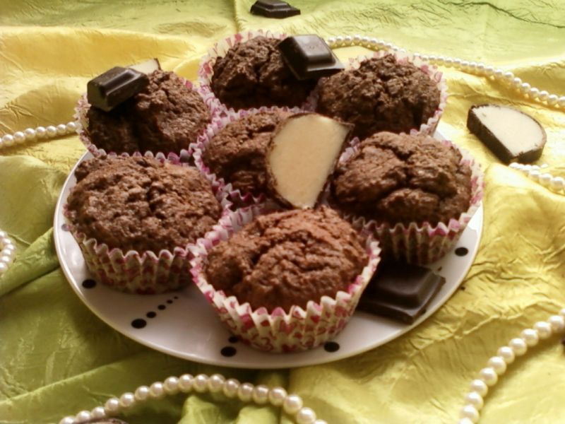 Czekoladowe muffinki z marcepanową niespodzianką Czekoladowe muffinki z marcepanową niespodzianką