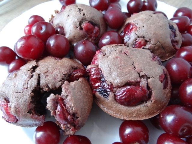 Czekoladowe muffinki z wiśniami