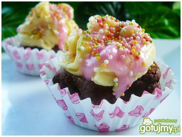 Czekoladowe muffiny z mlecznym kremem Czekoladowe muffiny z mlecznym kremem