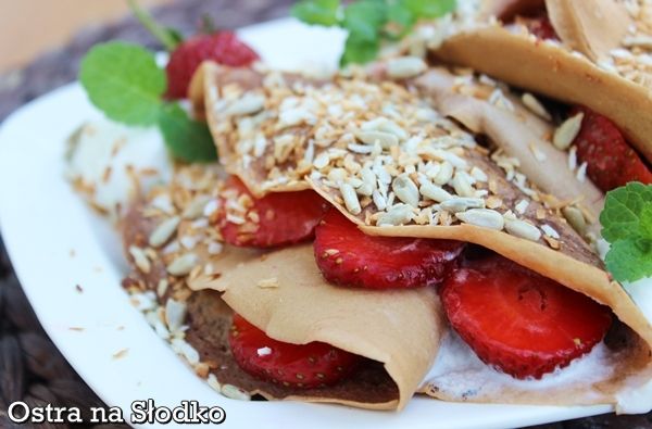 Czekoladowe naleśniki z mascarpone i truskawkami