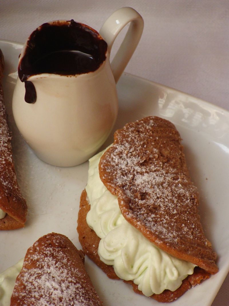 Czekoladowe omleciki z sosem czekoladowym