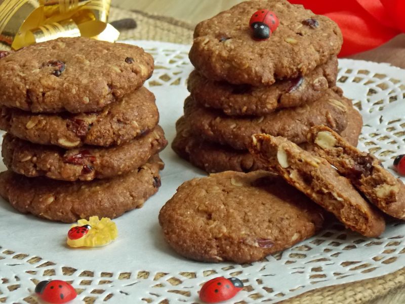 Czekoladowe owsiane ciasteczka z żurawiną  Czekoladowe owsiane ciasteczka z żurawiną