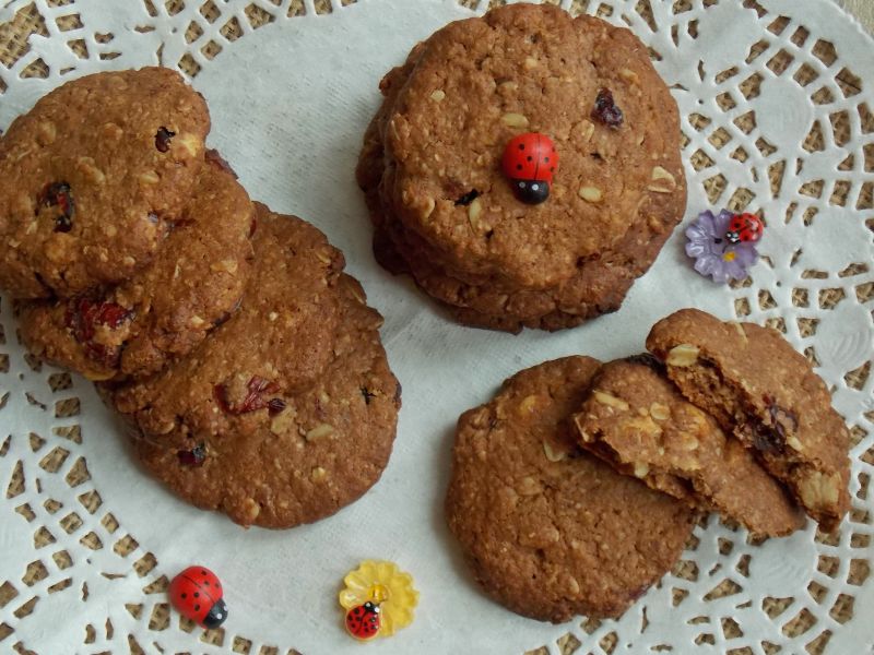 Czekoladowe owsiane ciasteczka z żurawiną  Czekoladowe owsiane ciasteczka z żurawiną