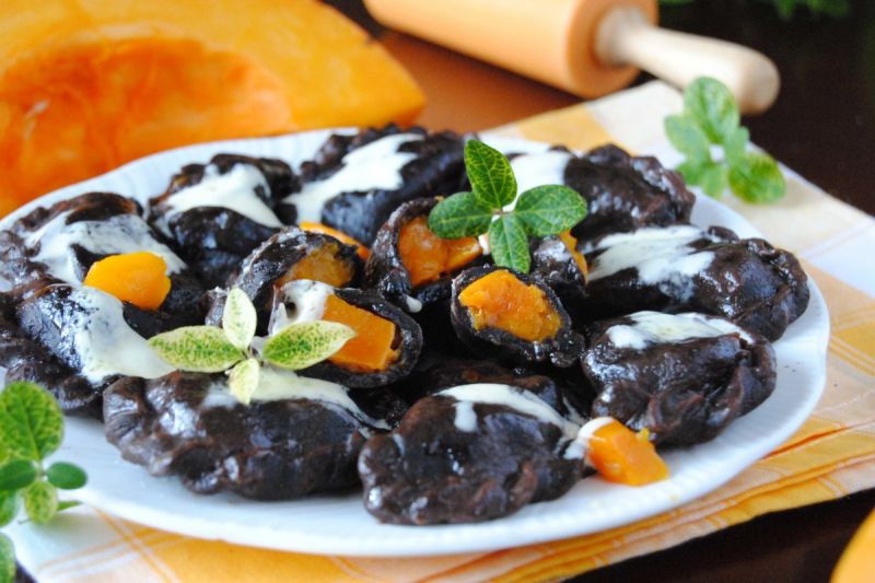 Czekoladowe pierogi z dynią