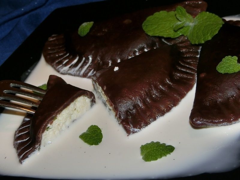 Czekoladowe pierogi z miętowym twarogiem