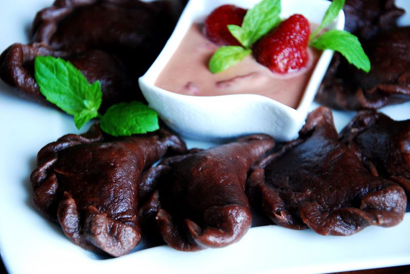 Czekoladowe pierogi z truskawkami i sosem Czekoladowe pierogi z truskawkami i sosem