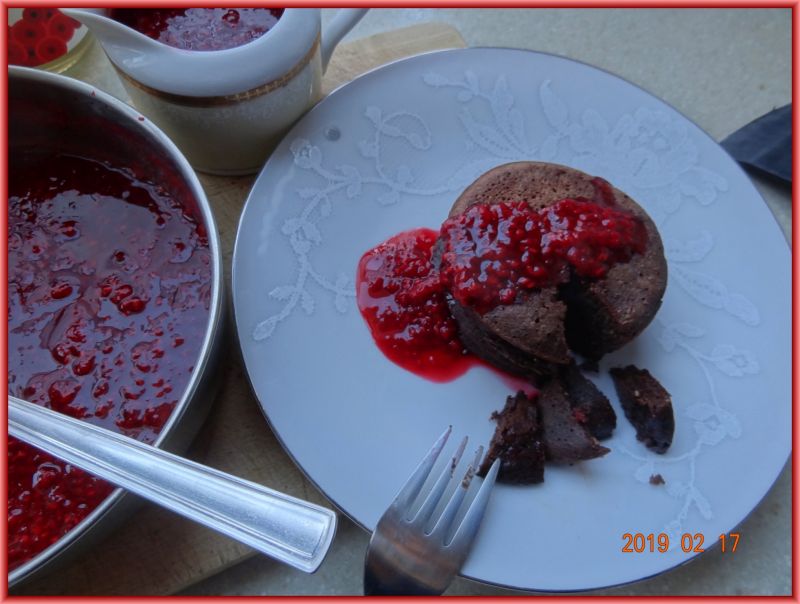 Czekoladowe placuszki z sosem malinowym