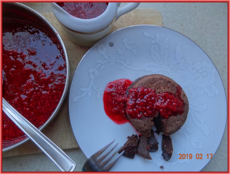 Czekoladowe placuszki z sosem malinowym