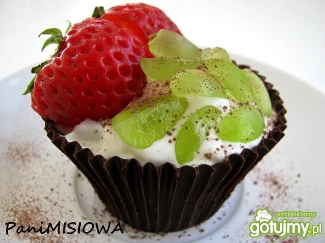 Czekoladowe pucharki z lodami i owocami