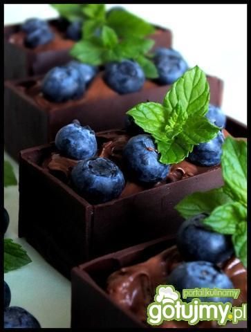 Czekoladowe pudełka z borówkami Czekoladowe pudełka z borówkami