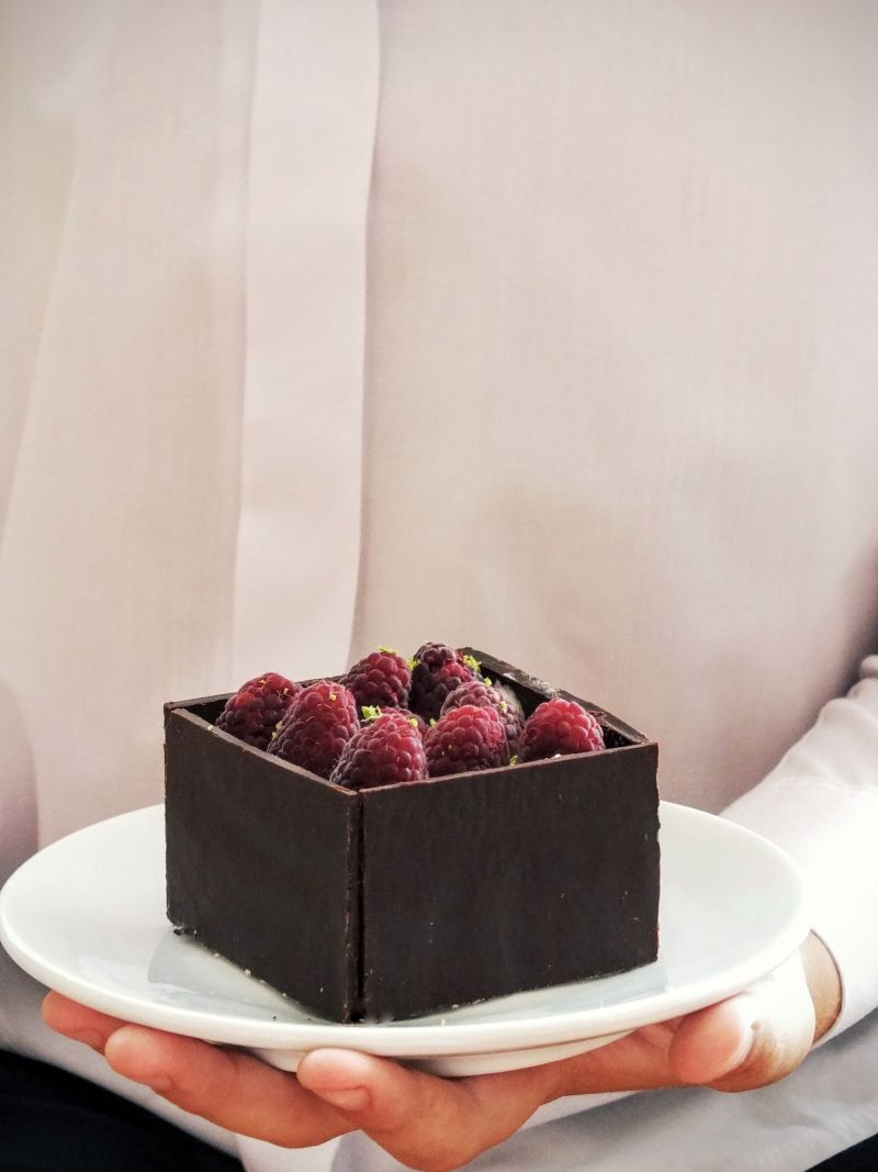 Czekoladowe pudełka z musem z białej czekolady