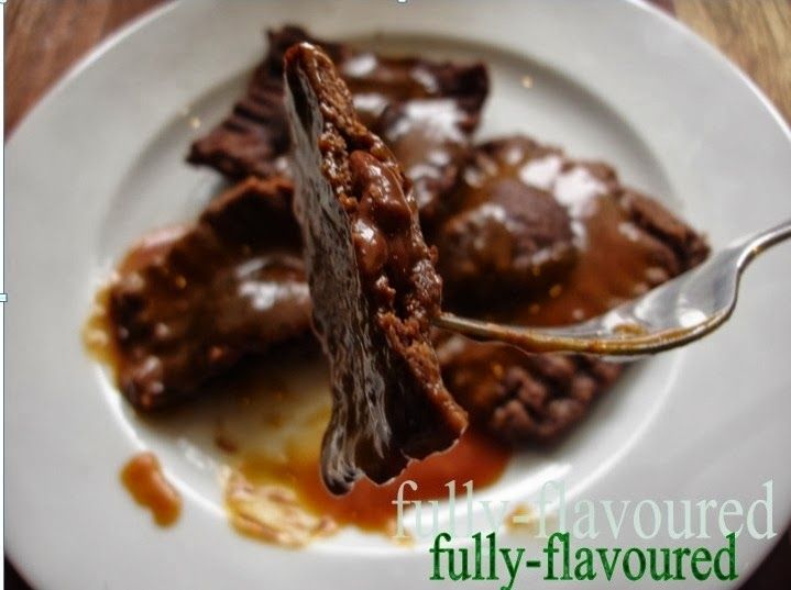 Czekoladowe ravioli w skarmelowym sosie Czekoladowe ravioli w skarmelowym sosie