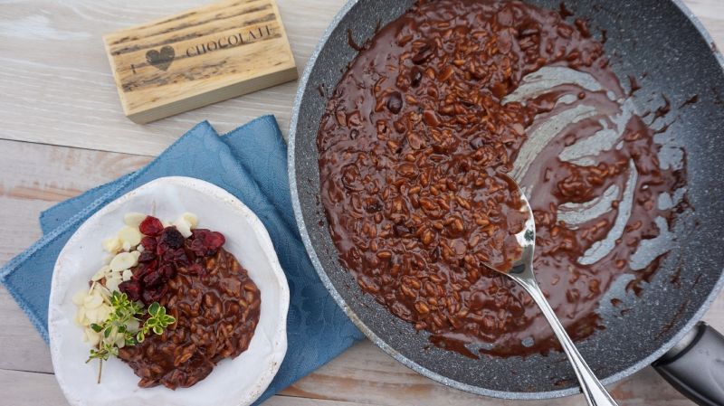 Czekoladowe risotto z migdałami i żurawiną