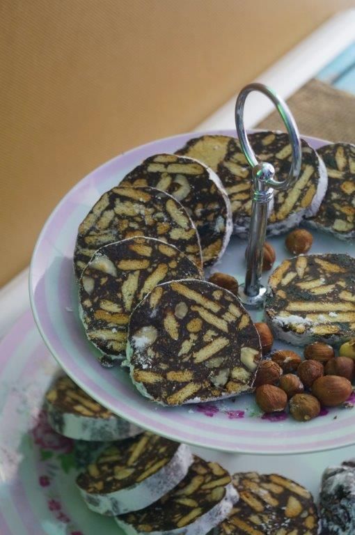 Czekoladowe salami z orzechami laskowymi Czekoladowe salami z orzechami laskowymi