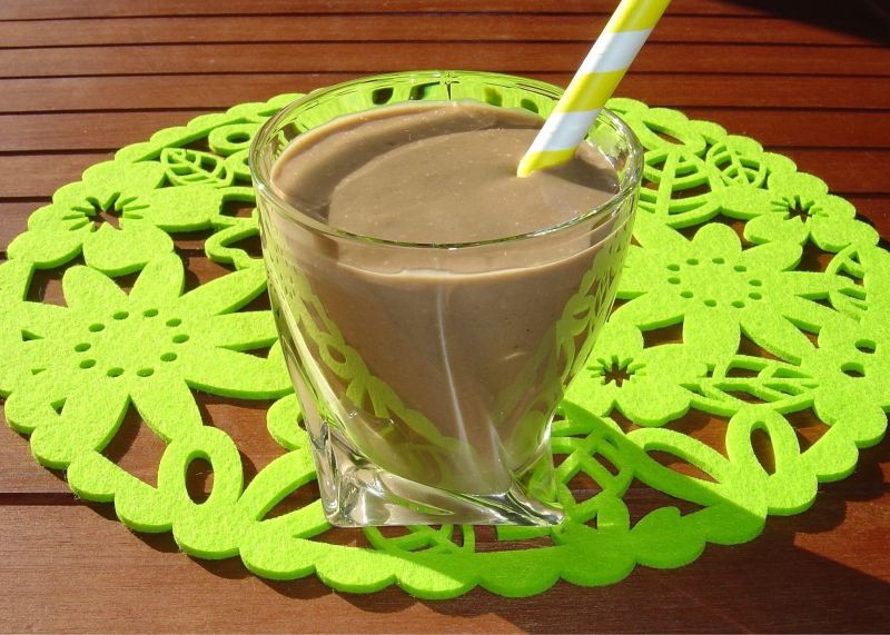 Czekoladowe smoothie z bananem i awokado