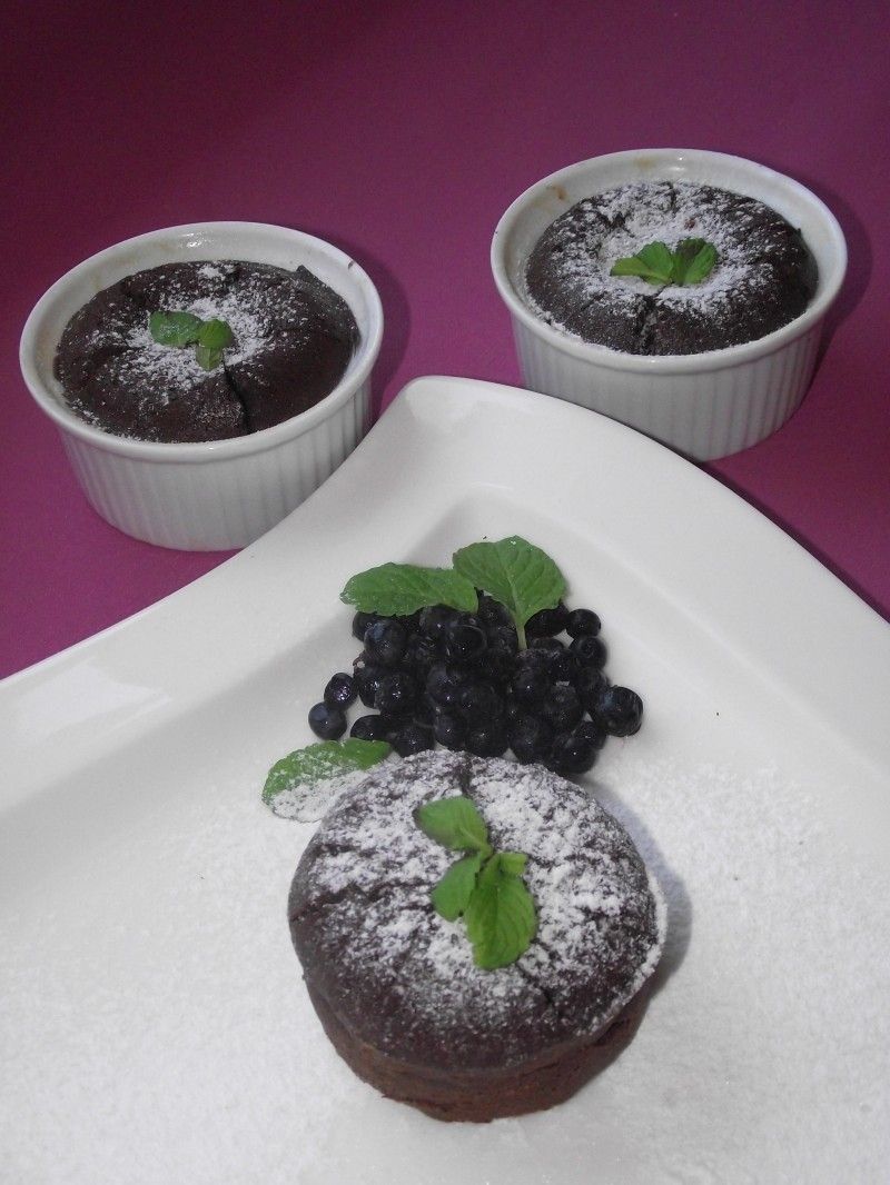 Czekoladowe torciki podane z jagodami