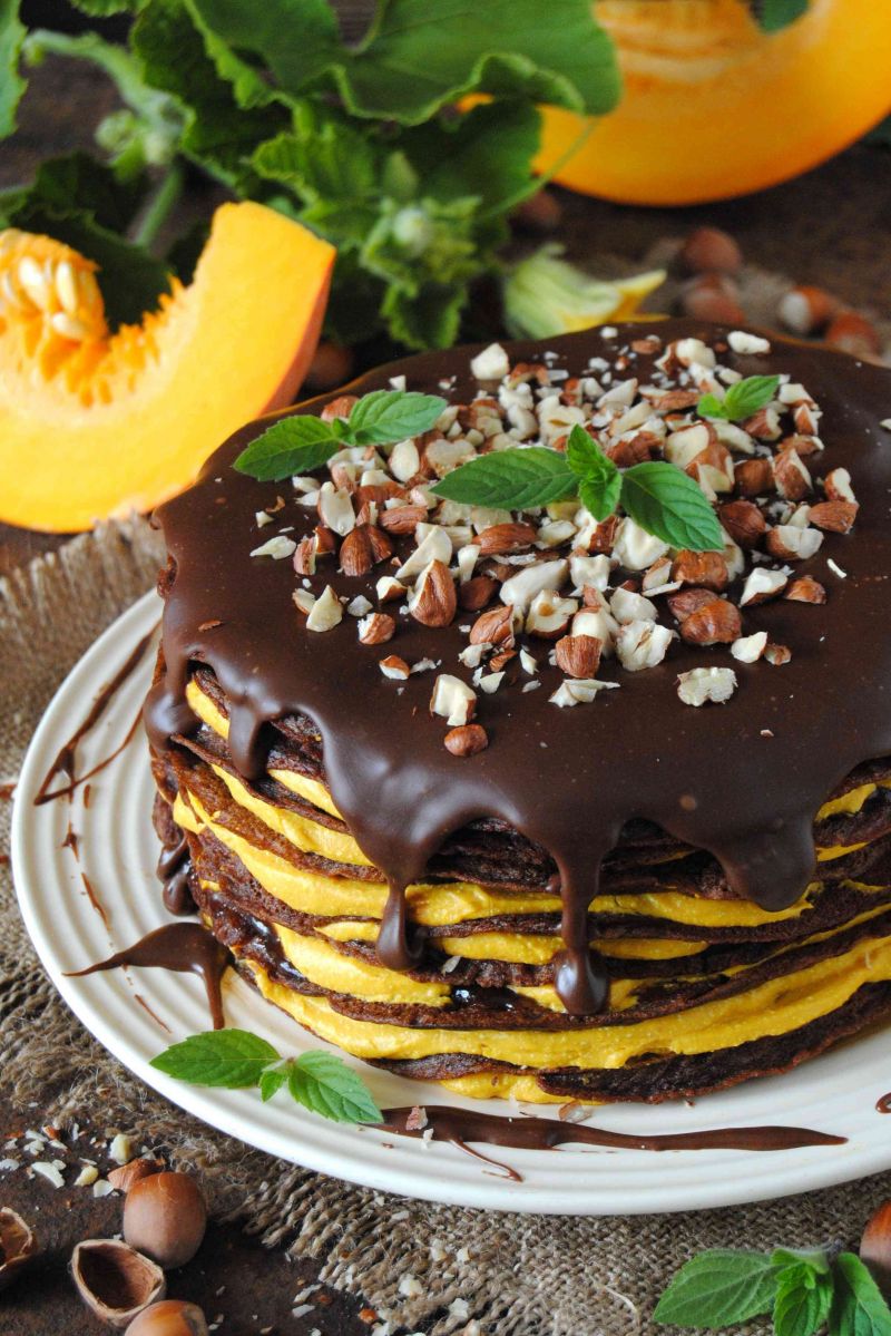 Czekoladowo- dyniowy tort naleśnikowy  Czekoladowo- dyniowy tort naleśnikowy