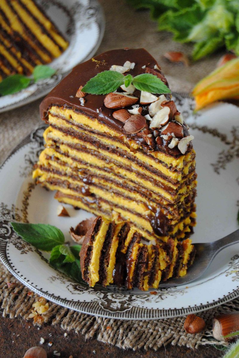 Czekoladowo- dyniowy tort naleśnikowy  Czekoladowo- dyniowy tort naleśnikowy