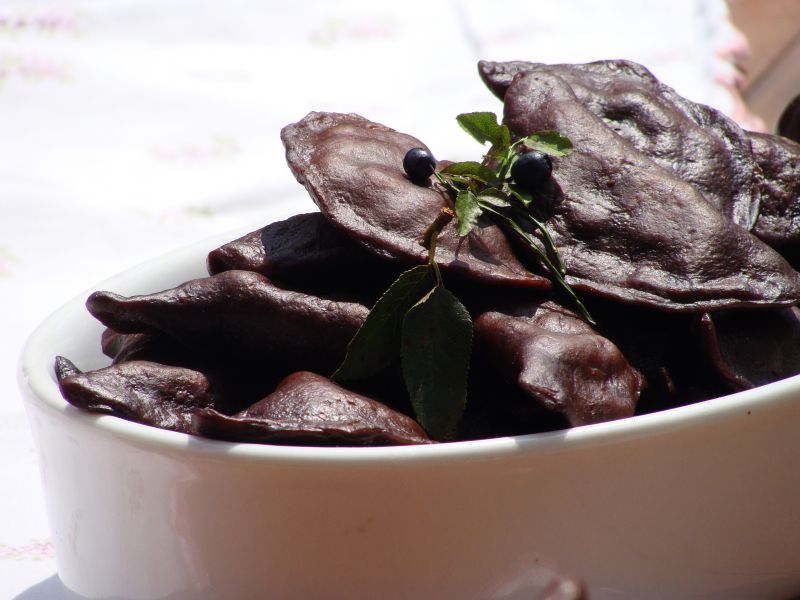 Czekoladowo-jagodowe pierogi