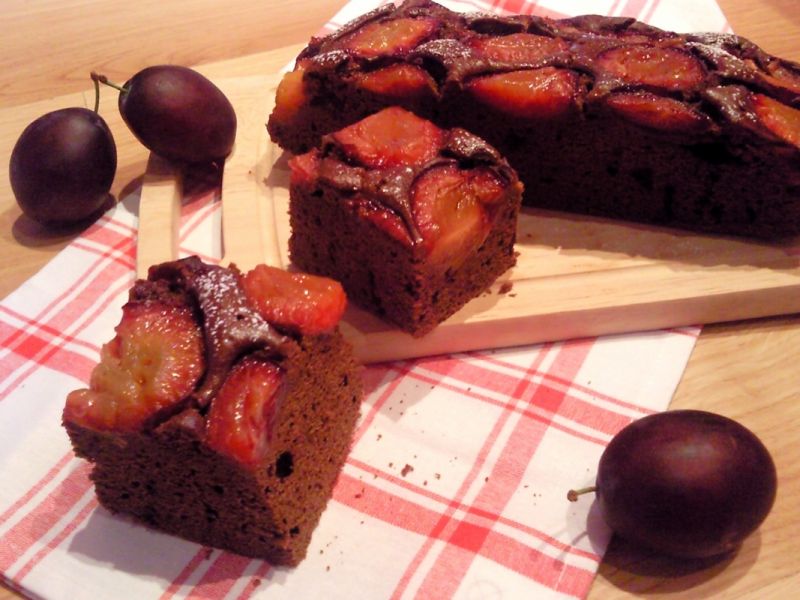 Czekoladowo orzechowe ciasto ze śliwką