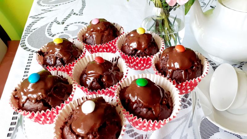 Czekoladowo-pomarańczowe muffinki z lentilkami Czekoladowo-pomarańczowe muffinki z lentilkami
