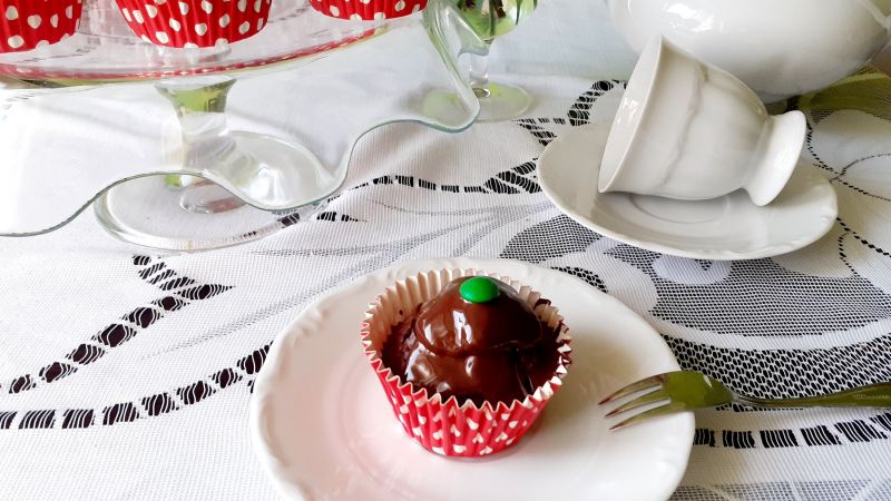 Czekoladowo-pomarańczowe muffinki z lentilkami Czekoladowo-pomarańczowe muffinki z lentilkami