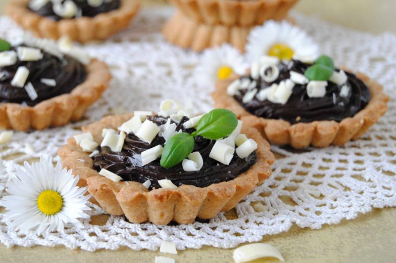 Czekoladowo-razowe tartaletki z awokado