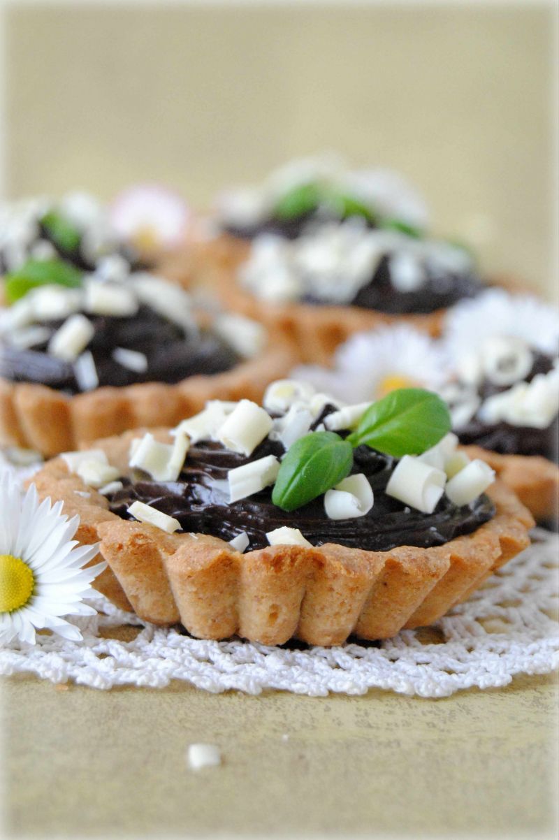 Czekoladowo-razowe tartaletki z awokado