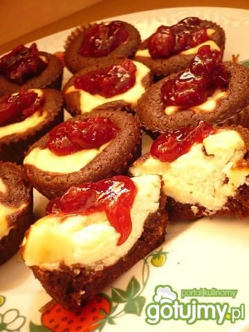 Czekoladowo-sernikowe muffiny z wiśniami