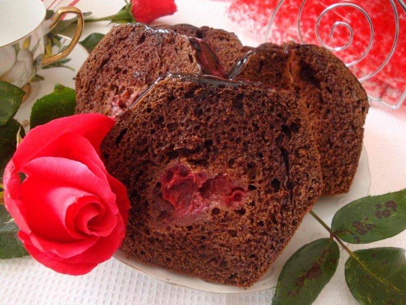 Czekoladowo-truskawkowe ciasto Czekoladowo-truskawkowe ciasto