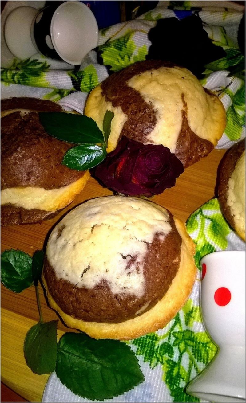 Czekoladowo-waniliowe babeczki z różą Czekoladowo-waniliowe babeczki z różą