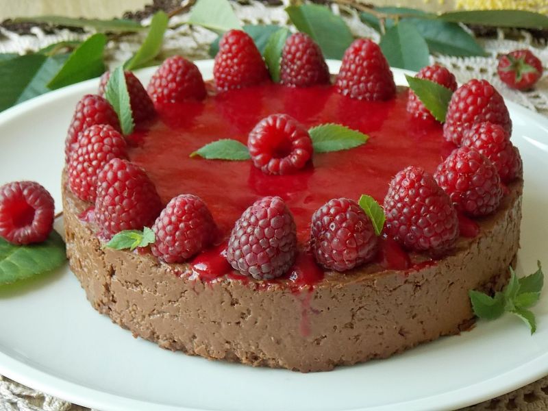 Czekoladowy deser jaglany z sosem malinowym