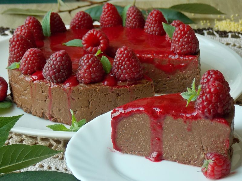 Czekoladowy deser jaglany z sosem malinowym