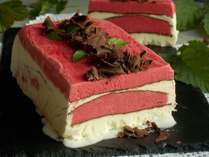 Czekoladowy deser lodowy z malinami