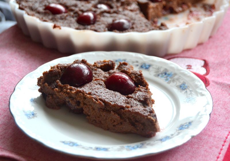 Czekoladowy deser z kaszy manny oraz czereśni