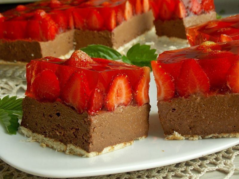 Czekoladowy jagielnik z truskawkami