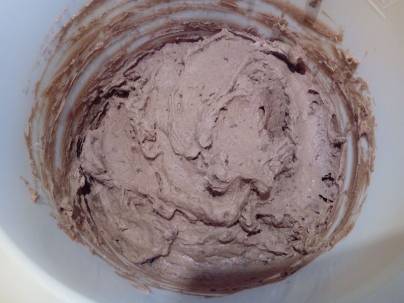 Czekoladowy krem wafelkowy do tortu