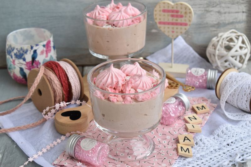 Czekoladowy mus na jogurcie z bezami Czekoladowy mus na jogurcie z bezami