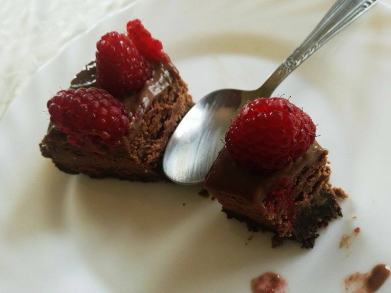 Czekoladowy sernik z pysznymi malinkami Czekoladowy sernik z pysznymi malinkami