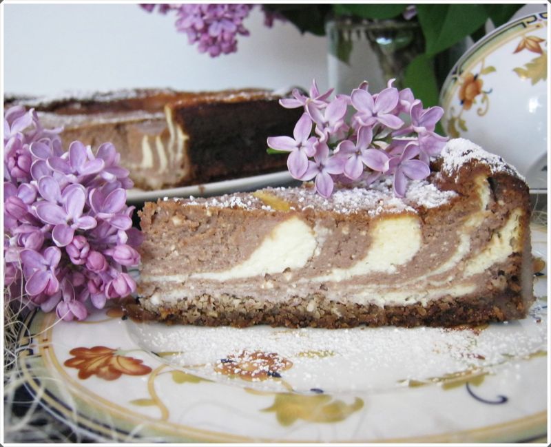 Czekoladowy sernik zebra na orzechowym spodzie  Czekoladowy sernik zebra na orzechowym spodzie