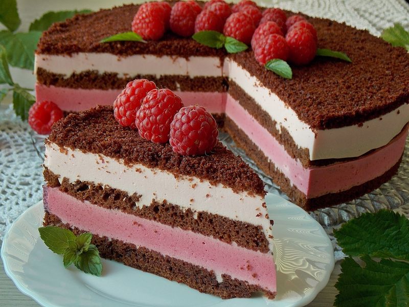 Czekoladowy torcik z malinową pianką