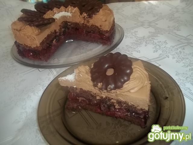 Czekoladowy torcik z wiśniami galaretką