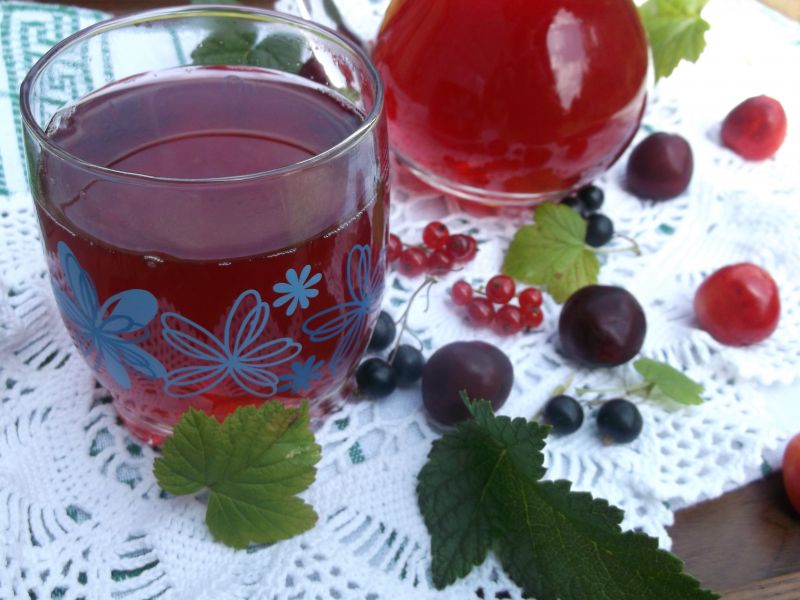 Czereśniowo-porzeczkowy kompot.