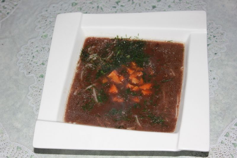 Czernina z makaronem i marchewką