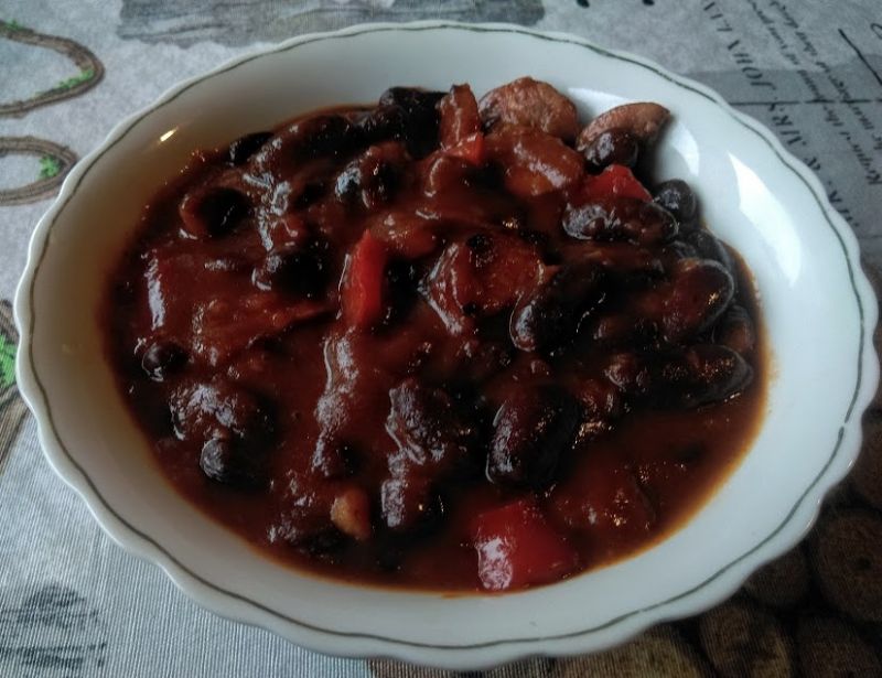 Czerwona fasolka z kiełasą i papryką Czerwona fasolka z kiełasą i papryką