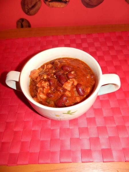 Czerwona fasolka z wędlinami w sosie pomidorowym